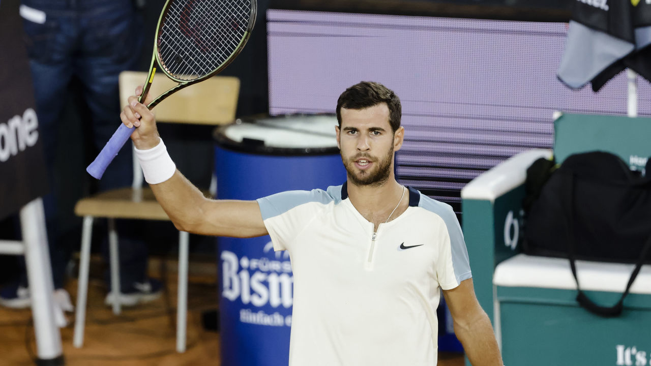 18 July 2022, Hamburg: Tennis: ATP Tour, men's singles, 1st round. Struff (Germany) - Khachanov (Russia). Karen Hachanov waves to the audience. Photo: Frank Molter/dpa