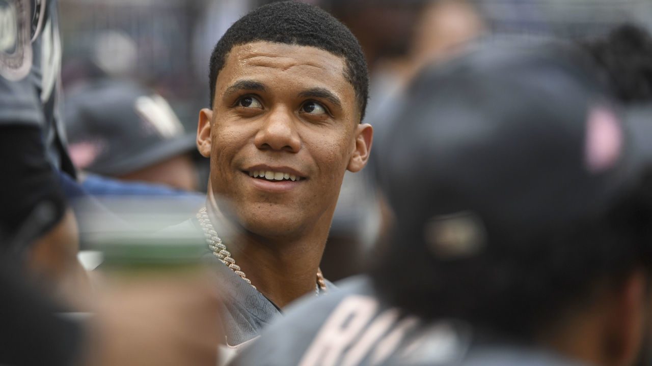 WASHINGTON, DC - JULY 16: Washington Nationals right fielder Juan Soto (22) talks with his teammates in the dugout during action against the Atlanta Braves at Nationals Park. Photo by Jonathan Newton/The Washington Post via Getty Images)