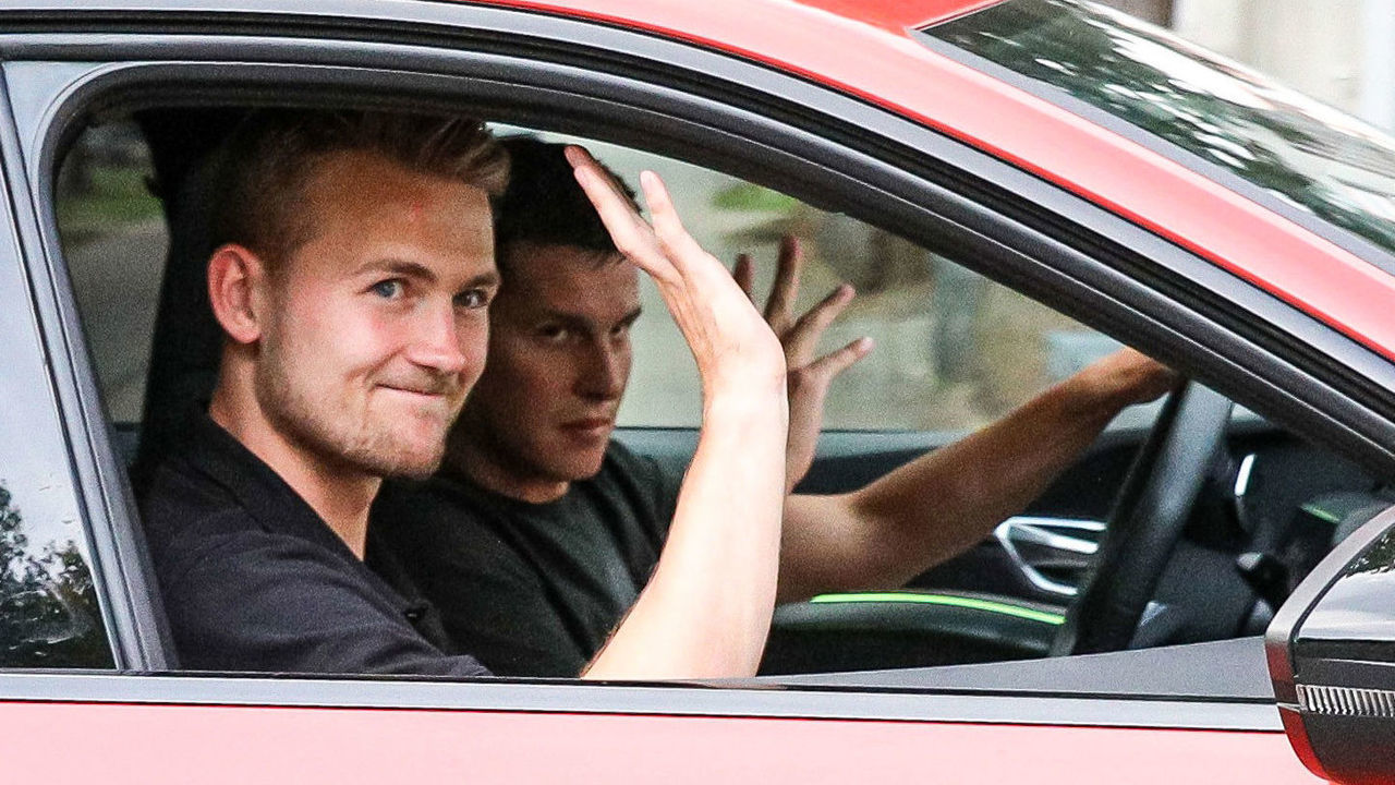18 July 2022, Bavaria, Munich: Footballer Matthijs de Ligt arrives at the club ground of FC Bayern Munich at Säbener Straße. According to media reports, FC Bayern is close to signing Dutch international soccer player Matthijs de Ligt. Photo: Christian Kolbert/dpa