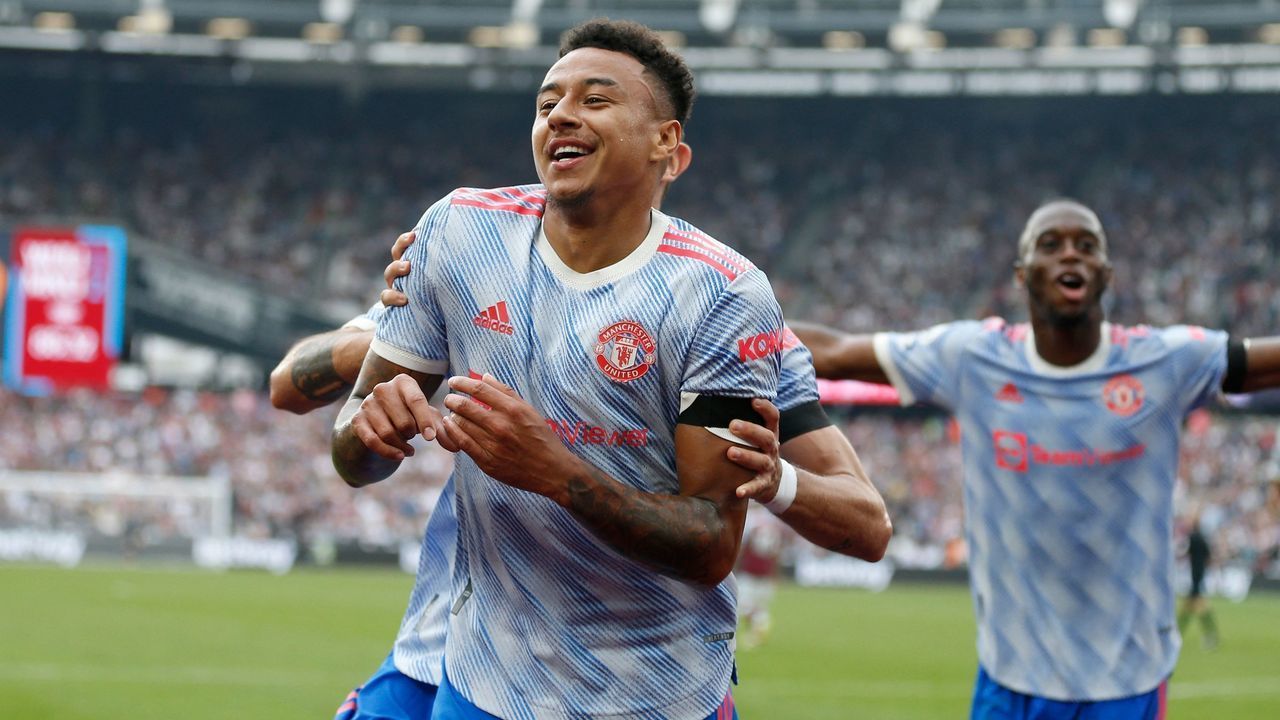 Manchester United's English midfielder Jesse Lingard (C) celebrates with teammates after scoring their second goal during the English Premier League football match between West Ham United and Manchester United at The London Stadium, in east London on September 19, 2021. - RESTRICTED TO EDITORIAL USE. No use with unauthorized audio, video, data, fixture lists, club/league logos or 'live' services. Online in-match use limited to 120 images. An additional 40 images may be used in extra time. No video emulation. Social media in-match use limited to 120 images. An additional 40 images may be used in extra time. No use in betting publications, games or single club/league/player publications.