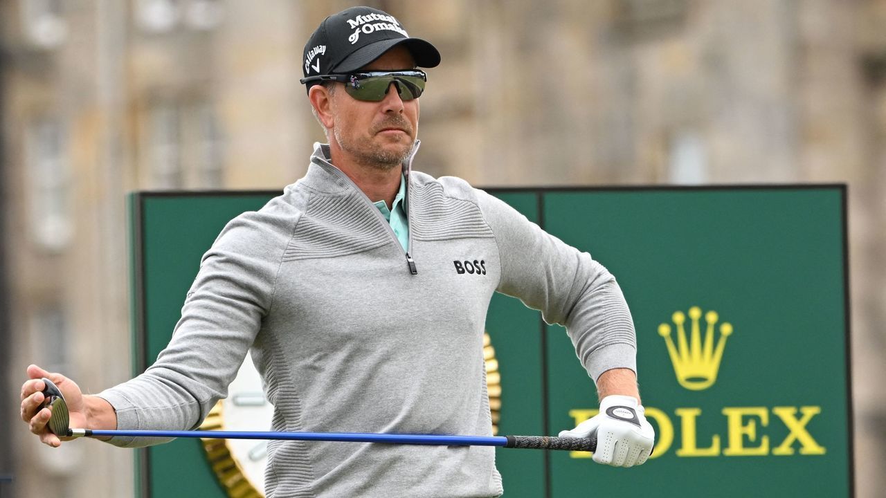 Sweden's Henrik Stenson gestures on the 2nd tee during his opening round on the first day of The 150th British Open Golf Championship on The Old Course at St Andrews in Scotland on July 14, 2022. - RESTRICTED TO EDITORIAL USE