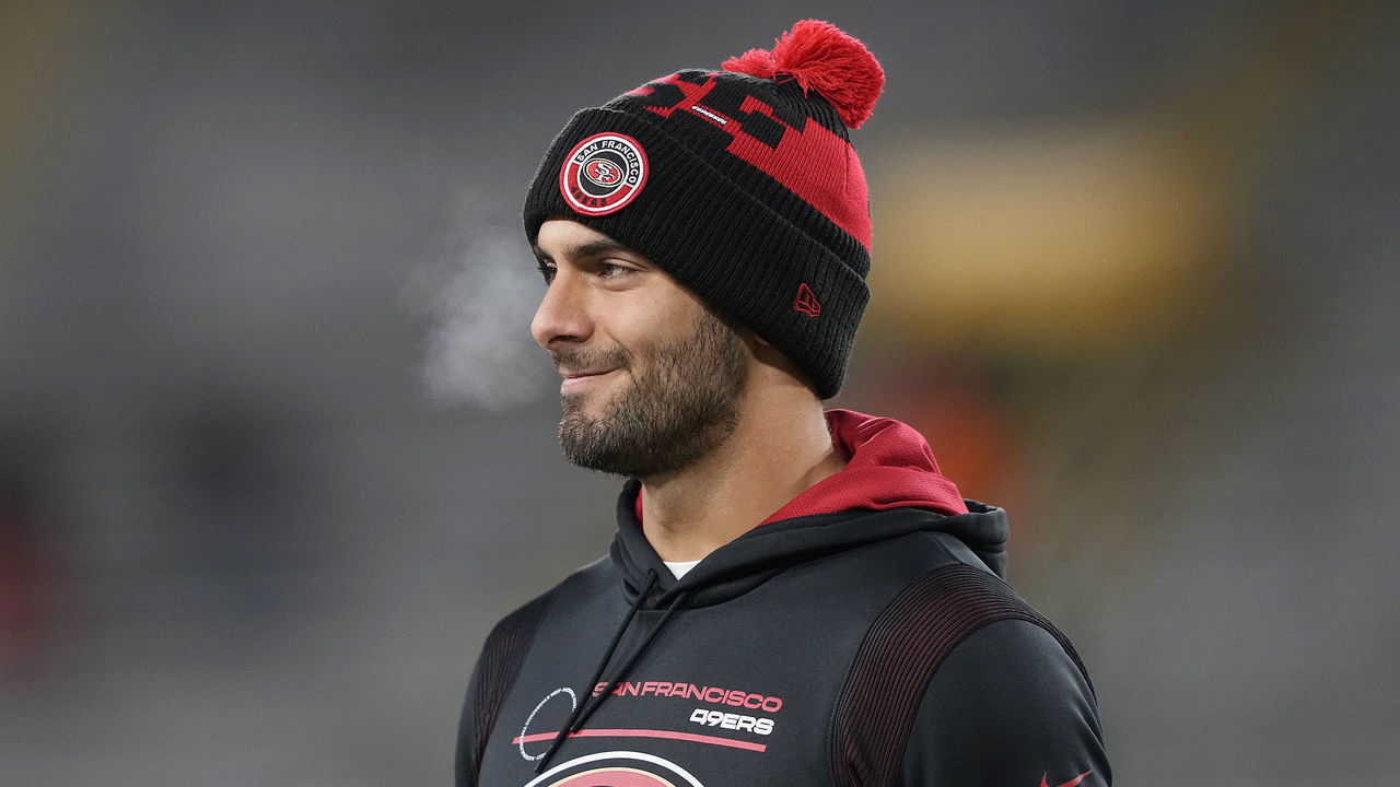 GREEN BAY, WISCONSIN - JANUARY 22: Jimmy Garoppolo #10 of the San Francisco 49ers warms up before the game against the Green Bay Packers in NFC Divisional Playoff game at Lambeau Field on January 22, 2022 in Green Bay, Wisconsin.