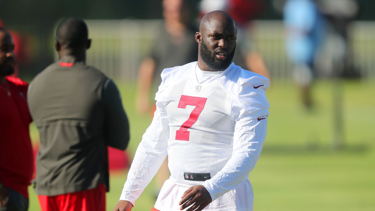 TAMPA, FL - JUN 07: Tampa Bay Buccaneers running back Leonard Fournette (7) goes thru a drill during the Tampa Bay Buccaneers Minicamp on June 07, 2022 at the AdventHealth Training Center at One Buccaneer Place in Tampa, Florida.