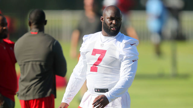TAMPA, FL - JUN 07: Tampa Bay Buccaneers running back Leonard Fournette (7) goes thru a drill during the Tampa Bay Buccaneers Minicamp on June 07, 2022 at the AdventHealth Training Center at One Buccaneer Place in Tampa, Florida.