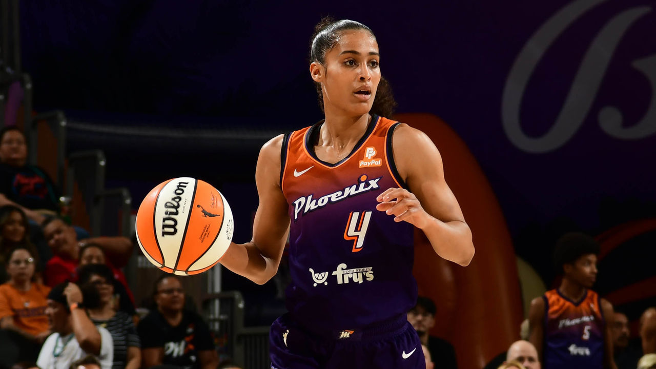 PHOENIX, AZ - JULY 22: Skylar Diggins-Smith #4 of the Phoenix Mercury dribbles the ball during the game against the Seattle Storm on July 22, 2022 at Footprint Center in Phoenix, Arizona. Mandatory Copyright Notice: Copyright 2022 NBAE