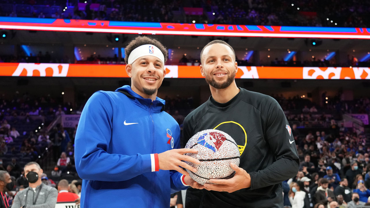 PHILADELPHIA, PA - DECEMBER 11: Seth Curry #31 of the Philadelphia 76ers and Stephen Curry #30 of the Golden State Warriors pose for a photo with an NBA 75th Anniversary basketball prior to a game on December 11, 2021 at Wells Fargo Center in Philadelphia, Pennsylvania. NOTE TO USER: User expressly acknowledges and agrees that, by downloading and/or using this Photograph, user is consenting to the terms and conditions of the Getty Images License Agreement. Mandatory Copyright Notice: Copyright 2021 NBAE