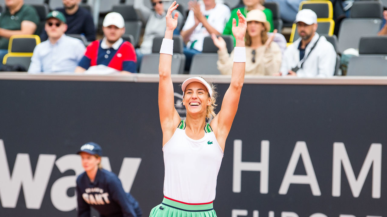 23 July 2022, Hamburg: Tennis: WTA Tour, Singles, Women, Final: Kontaveit (Estonia) - Pera (USA). Bernarda Pera cheers after her victory. Photo: Daniel Bockwoldt/dpa
