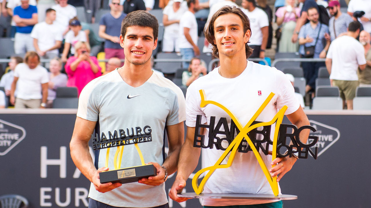 24 July 2022, Hamburg: Tennis: ATP Tour, Singles, Men, Final: Alcaraz (Spain) - Musetti (Italy). Winner Lorenzo Musetti (r.) and runner-up Carlos Alcaraz hold their trophies. Photo: Daniel Bockwoldt/dpa