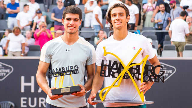 24 July 2022, Hamburg: Tennis: ATP Tour, Singles, Men, Final: Alcaraz (Spain) - Musetti (Italy). Winner Lorenzo Musetti (r.) and runner-up Carlos Alcaraz hold their trophies. Photo: Daniel Bockwoldt/dpa