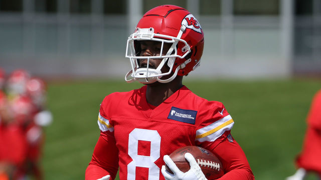KANSAS CITY, MO - JUNE 02: Kansas City Chiefs wide receiver Justyn Ross (8) catches a pass during OTA offseason workouts on June 02, 2022 at the Kansas City Chiefs Training Facility in Kansas City, MO.
