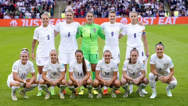 England's Rachel Daly (left), Millie Bright, Mary Earps, Ellen White, Leah Williamson, Lauren Hemp, Beth Mead, Fran Kirby, Georgia Stanway, Keira Walsh and Lucy Bronze on the pitch ahead of the UEFA Women's Euro 2022 semi-final match at Bramall Lane, Sheffield. Picture date: Tuesday July 26, 2022.