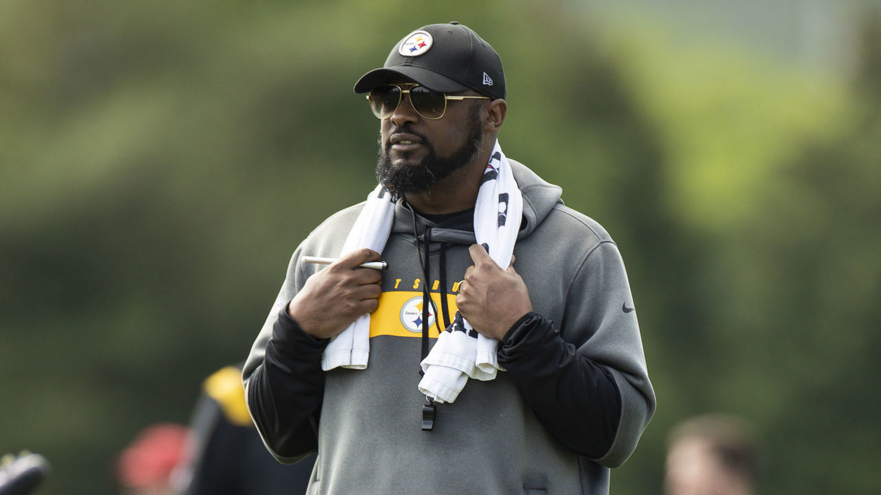 PITTSBURGH, PA - MAY 24: Pittsburgh Steelers head coach Mike Tomlin looks on during the team's OTA practice, Tuesday, May 24, 2022, in Pittsburgh, PA.