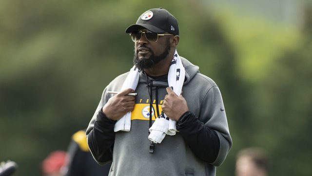 PITTSBURGH, PA - MAY 24: Pittsburgh Steelers head coach Mike Tomlin looks on during the team's OTA practice, Tuesday, May 24, 2022, in Pittsburgh, PA.