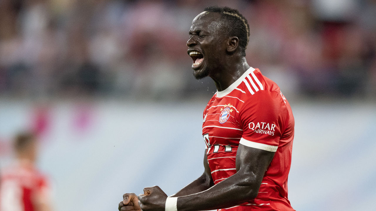 Leipzig, Deutschland. 30th July, 2022. firo : 07/30/2022, football, soccer,  1st league, 1st Bundesliga, season 2022/2023, Supercup Finale Sadio Mane  (FC Bayern Munich) with DFL-Supercup 2022, trophy laughsd, laughs, award  ceremony, Credit