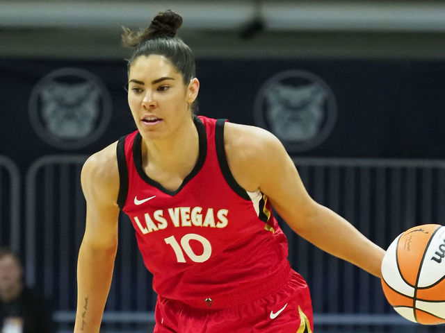 INDIANAPOLIS, IN - JUNE 17: Kelsey Plum #10 of the Las Vegas Aces handles the ball during the game against the Indiana Fever on June 17, 2022 at Gainbridge Fieldhouse in Indianapolis, Indiana. Mandatory Copyright Notice: Copyright 2022 NBAE