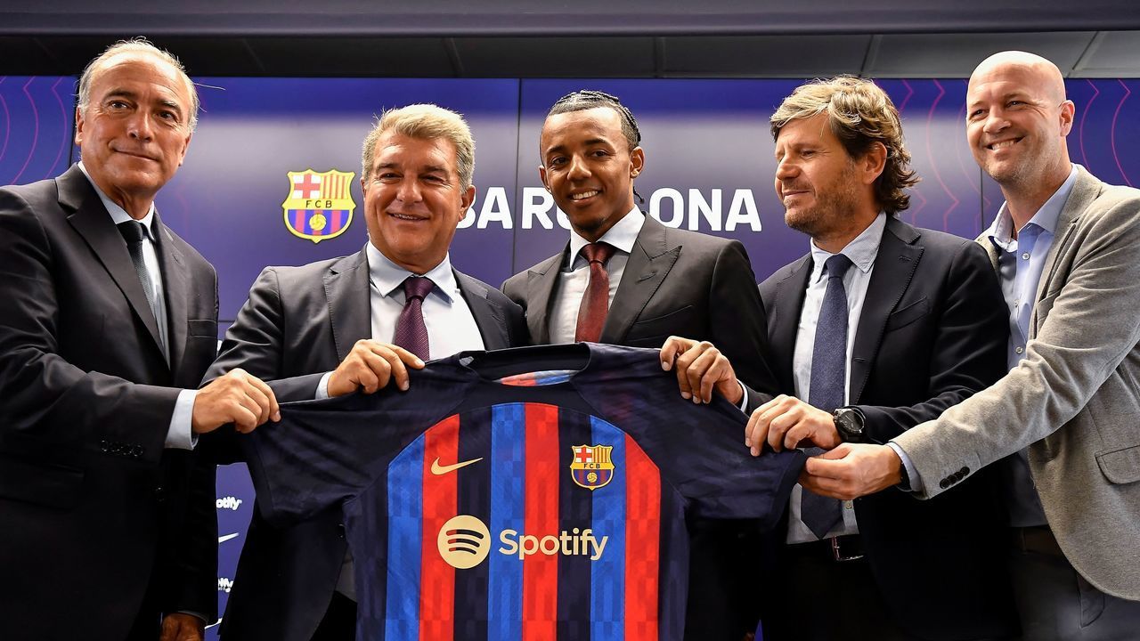 (From L) FC Barcelona's vice president Rafael Yuste, Barcelona's Spanish President Joan Laporta, FC Barcelona's new french defender Jules Kounde, FC Barcelona's sports director Mateu Alemany and Barcelona's Spanish sporting advisor Jordi Cruyff pose for pictures during a press conference as part of Kounde's presentation ceremony at the Joan Gamper training ground in Sant Joan Despi, near Barcelona, on August 1, 2022.