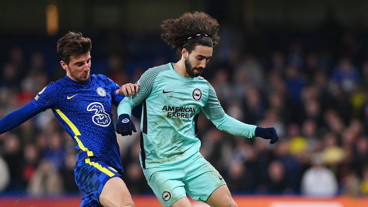 LONDON, ENGLAND - DECEMBER 29: Mason Mount of Chelsea battle for possession with Marc Cucurella of Brighton & Hove Albion during the Premier League match between Chelsea and Brighton & Hove Albion at Stamford Bridge on December 29, 2021 in London, England.