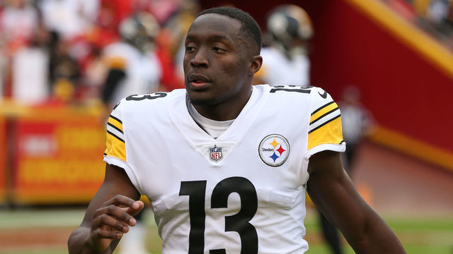 KANSAS CITY, MO - DECEMBER 26: Pittsburgh Steelers wide receiver James Washington (13) before an NFL game between the Pittsburgh Steelers and Kansas City Chiefs on Dec 26, 2021 at GEHA Field at Arrowhead Stadium in Kansas City, MO.