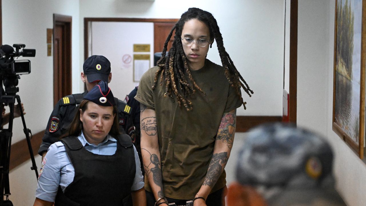 US basketball player Brittney Griner (C) is escorted by police before a hearing during her trial on charges of drug smuggling, in Khimki, outside Moscow on August 2, 2022. - Griner was detained at Moscow's Sheremetyevo airport in February 2022 just days before Moscow launched its offensive in Ukraine. She was charged with drug smuggling for possessing vape cartridges with cannabis oil. Speaking at the trial on July 27, Griner said she still did not know how the cartridges ended up in her bag.