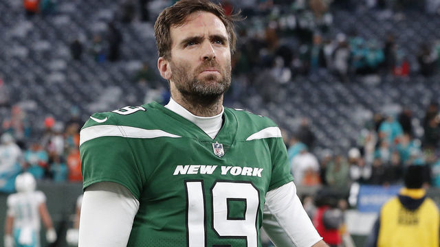 EAST RUTHERFORD, NEW JERSEY - NOVEMBER 21: (NEW YORK DAILIES OUT) Joe Flacco #19 of the New York Jets in action against the Miami Dolphins at MetLife Stadium on November 21, 2021 in East Rutherford, New Jersey. The Dolphins defeated the Jets 24-17.