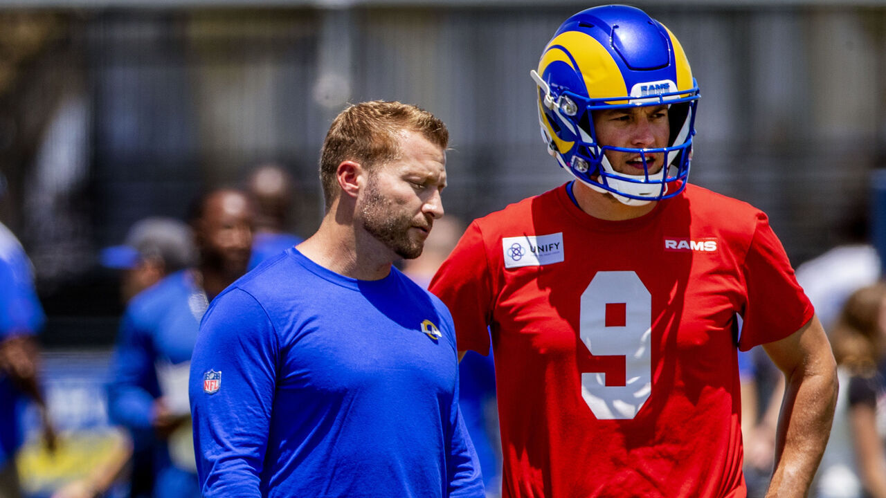IRVNE, CA - JULY 24, 2022: Rams coach Sean McVay calls confers with quarterback Matthew Stafford during training camp at UC Irvine on July 24, 2022 in Irvine, California.(Gina Ferazzi / Los Angeles Times via Getty Images)