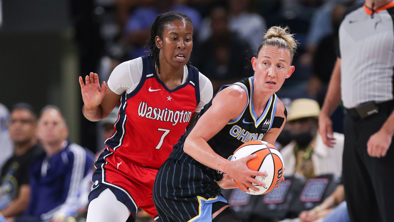 CHICAGO, IL - AUGUST 05: Washington Mystics guard Ariel Atkins (7) posts up against Chicago Sky guard Courtney Vandersloot (22) during a WNBA game between the Washington Mystics and the Chicago Sky on August 5, 2022, at Wintrust Arena in Chicago, IL.