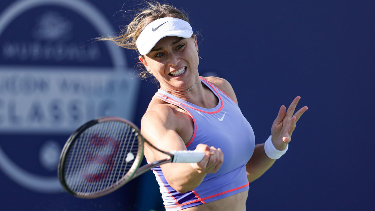 SAN JOSE, CALIFORNIA - AUGUST 05: Paula Badosa of Spain returns a shot from Coco Gauff during the Mubadala Silicon Valley Classic, part of the Hologic WTA Tour, at Spartan Tennis Complex on August 05, 2022 in San Jose, California.