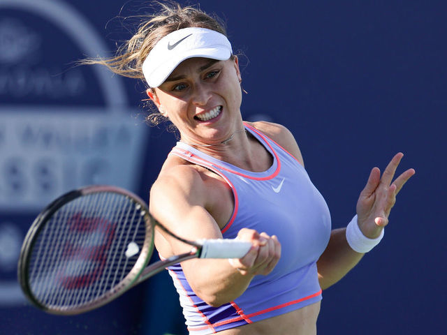 SAN JOSE, CALIFORNIA - AUGUST 05: Paula Badosa of Spain returns a shot from Coco Gauff during the Mubadala Silicon Valley Classic, part of the Hologic WTA Tour, at Spartan Tennis Complex on August 05, 2022 in San Jose, California.