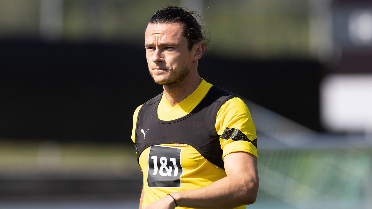15 July 2022, Switzerland, Bad Ragaz: Soccer: Bundesliga, Borussia Dortmund training camp. Nico Schulz enters the training ground.... Photo: Marco Steinbrenner/dpa