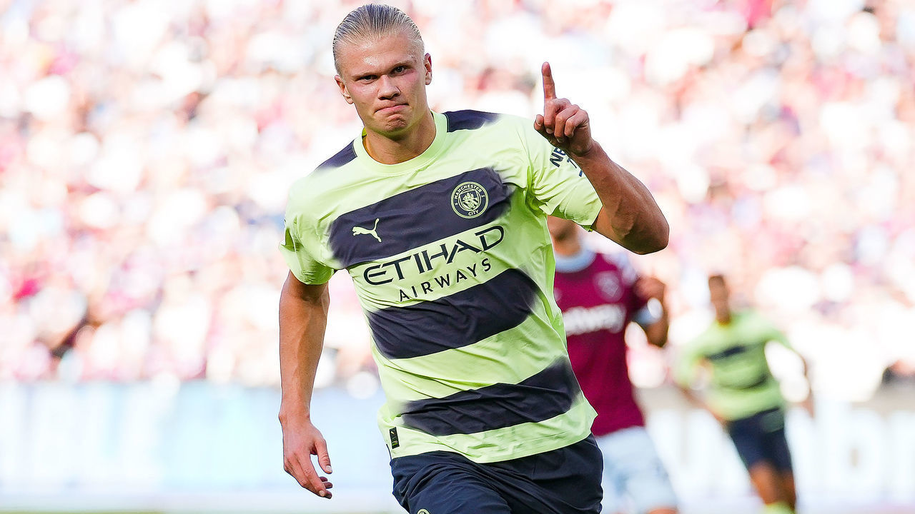 LONDON, ENGLAND - AUGUST 07: Erling Haaland of Manchester City celebrates after scoring their team's second goal during the Premier League match between West Ham United and Manchester City at London Stadium on August 07, 2022 in London, England.