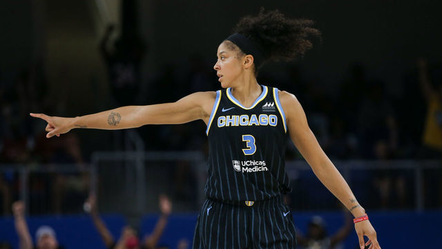 CHICAGO, IL - AUGUST 07: Chicago Sky forward Candace Parker (3) points to the bench during a WNBA game between the Connecticut Sun and the Chicago Sky on August 7, 2022, at Wintrust Arena in Chicago, IL.