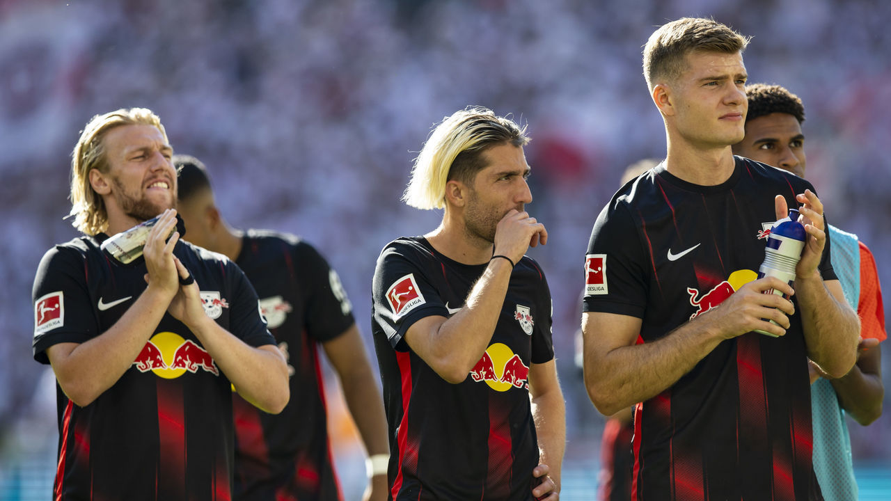 07 August 2022, Baden-Wuerttemberg, Stuttgart: Soccer: Bundesliga, VfB Stuttgart - RB Leipzig, Matchday 1, Mercedes-Benz Arena. Leipzig's Emil Forsberg (l-r), Kevin Kampl and Alexander Sörloth thank the fans after the match. Photo: Tom Weller/dpa - IMPORTANT NOTE: In accordance with the requirements of the DFL Deutsche Fußball Liga and the DFB Deutscher Fußball-Bund, it is prohibited to use or have used photographs taken in the stadium and/or of the match in the form of sequence pictures and/or video-like photo series.