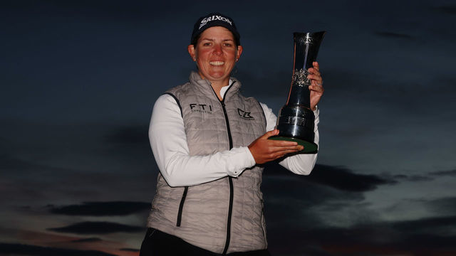 GULLANE, SCOTLAND - AUGUST 07: Ashleigh Buhai of South Africa poses with the AIG Women's Open trophy on the eighteenth green after winning the play-off to become the 2022 AIG Women's Open champion during Day Four of the AIG Women's Open at Muirfield on August 07, 2022 in Gullane, Scotland.