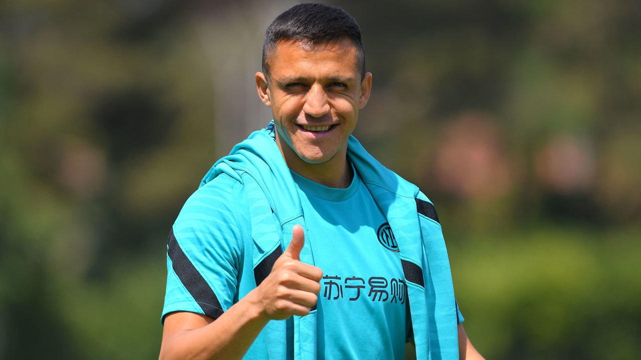 COMO, ITALY - MAY 10: Alexis Sanchez of FC Internazionale greets during the FC Internazionale training session at the club's training ground Suning Training Center at Appiano Gentile on May 10, 2022 in Como, Italy.