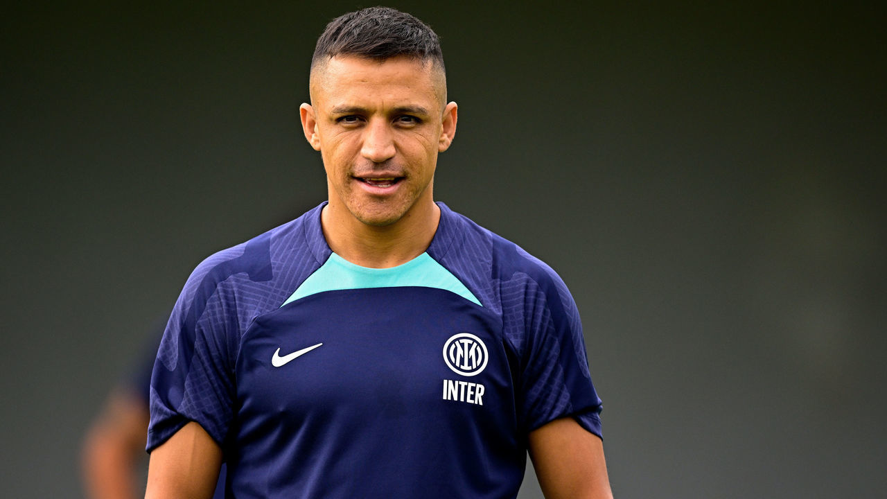 COMO, ITALY - JULY 14: Alexis Sanchez of FC Internazionale looks on during the FC Internazionale training session at the club's training ground Suning Training Center at Appiano Gentile on July 14, 2022 in Como, Italy.