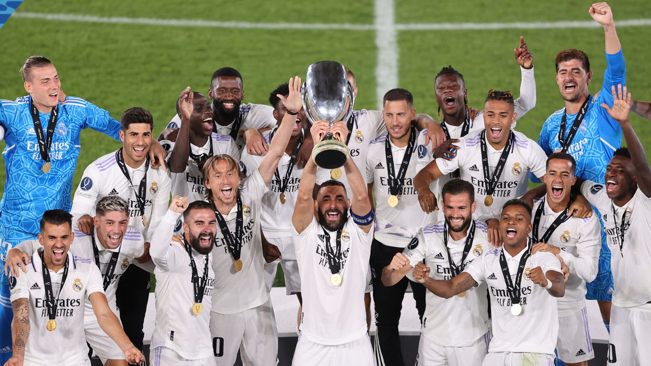 HELSINKI, FINLAND - AUGUST 10: Players of Real Madrid celebrate as Karim Benzema of Real Madrid lifts the UEFA Super Cup trophy after their sides victory during the UEFA Super Cup Final 2022 between Real Madrid CF and Eintracht Frankfurt at Helsinki Olympic Stadium on August 10, 2022 in Helsinki, Finland.