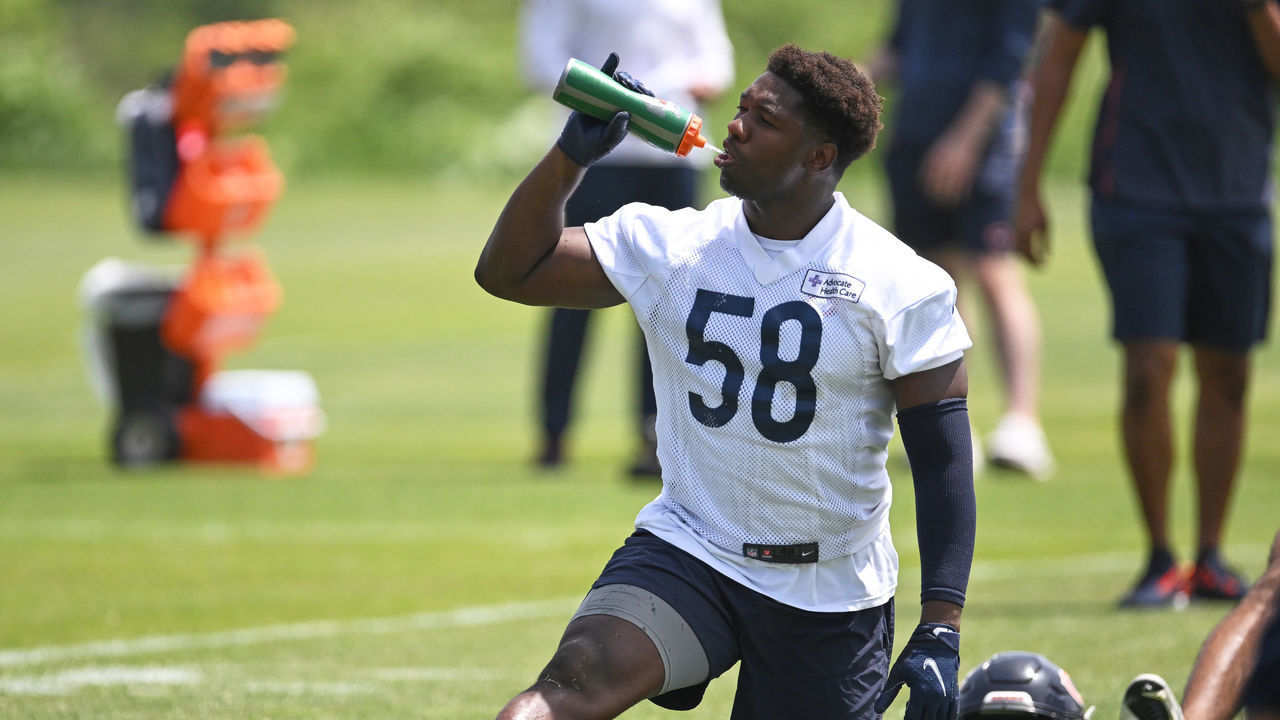 LAKE FOREST, IL - JUNE 15: Chicago Bears linebacker Roquan Smith (58) drinks out of a water bottle during the the Chicago Bears Minicamp on June 15, 2022 at Halas Hall in Lake Forest, IL.
