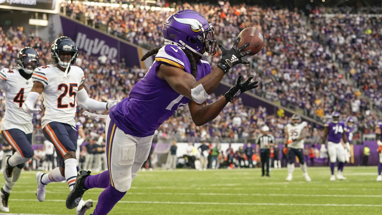 MINNEAPOLIS, MN - JANUARY 09: Minnesota Vikings Wide Receiver K.J. Osborn (17) catches a 21-yard pass from Minnesota Vikings Quarterback Kirk Cousins (8) for a touchdown during a game between the Minnesota Vikings and Chicago Bears on January 9, 2022, at U.S. Bank Stadium in Minneapolis, MN.
