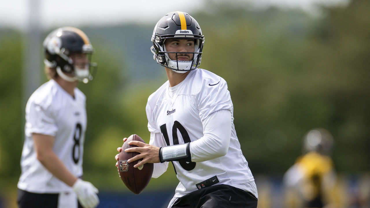 PITTSBURGH, PA - MAY 25: Pittsburgh Steelers quarterback Mitchell Trubisky (10) throws the ball during the team's OTA practice on May 25, 2022, at the Steelers Practice Facility in Pittsburgh, PA.