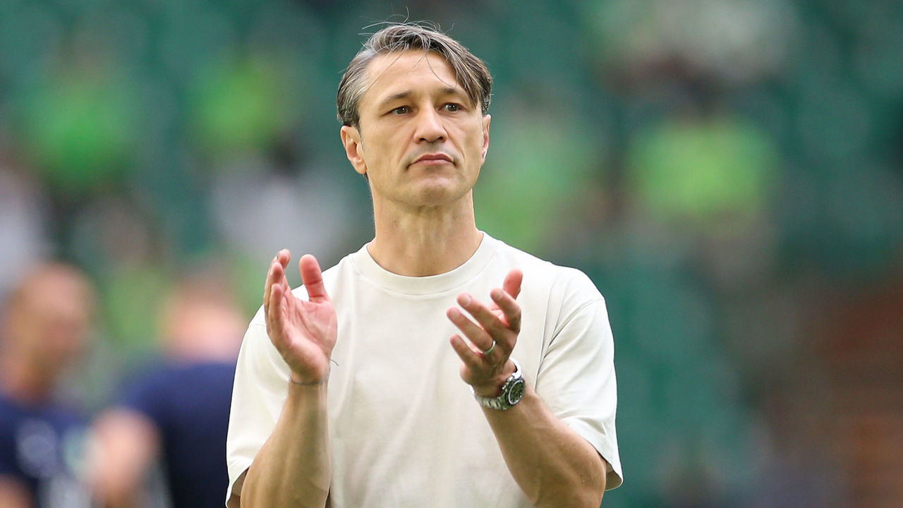 WOLFSBURG, GERMANY - AUGUST 06: Niko Kovac, head coach of VfL Wolfsburg applauds the fans following the Bundesliga match between VfL Wolfsburg and SV Werder Bremen at Volkswagen Arena on August 06, 2022 in Wolfsburg, Germany.