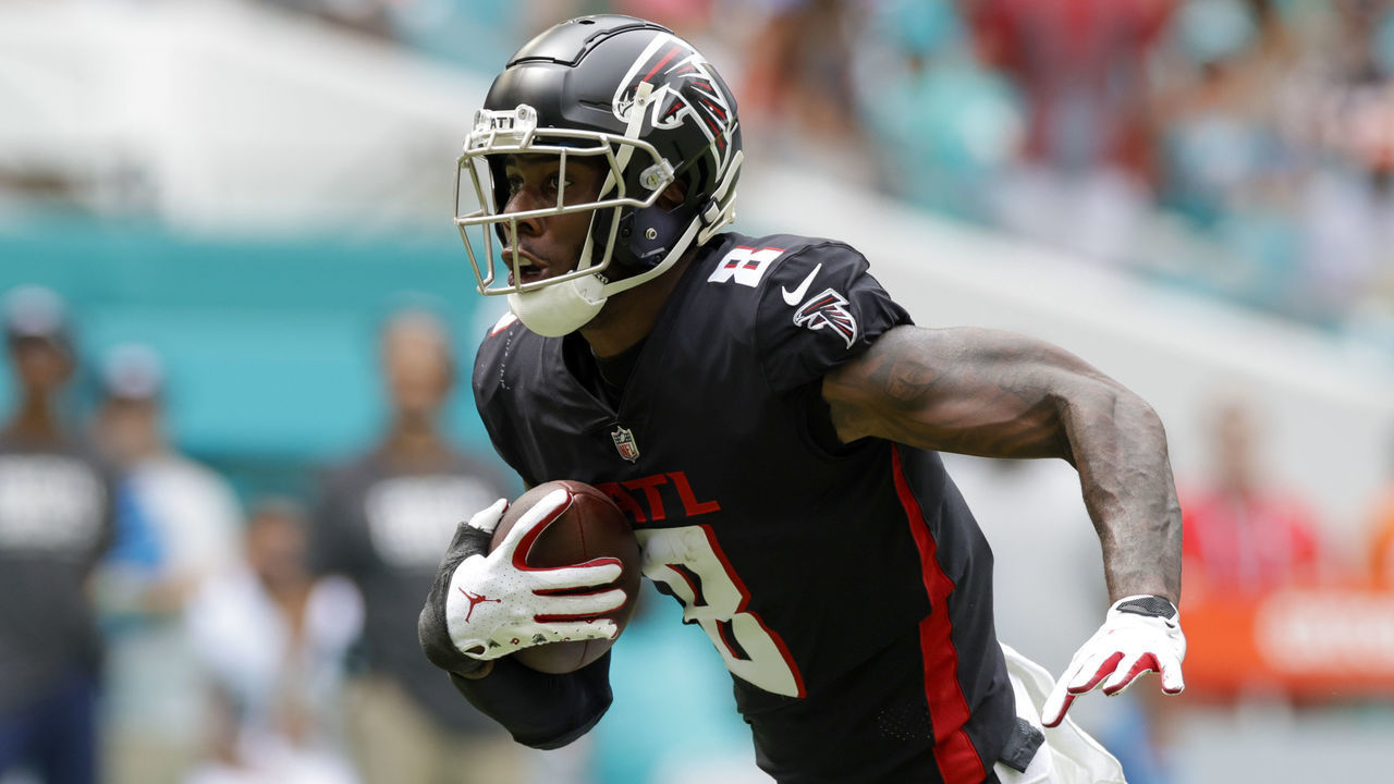 MIAMI GARDENS, FL - OCTOBER 24: Atlanta Falcons tight end Kyle Pitts (8) during the game between the Atlanta Falcons and the Miami Dolphins on October 24, 2021 at Hard Rock Stadium in Miami Gardens, Fl.