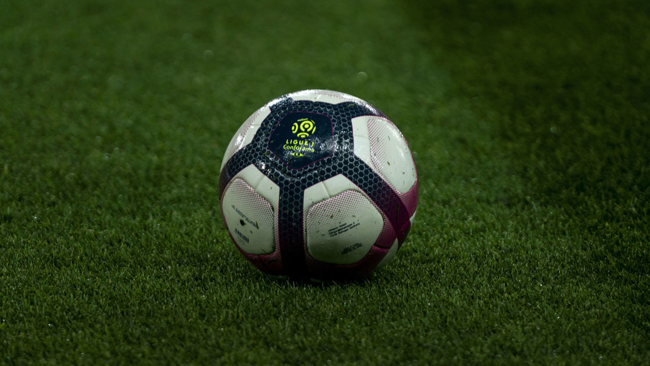 AMIENS, FRANCE - NOVEMBER 25: A view of the official ball during the Ligue 1 match between Amiens SC and Olympique de Marseille at Stade de la Licorne on November 25, 2018 in Amiens, France.