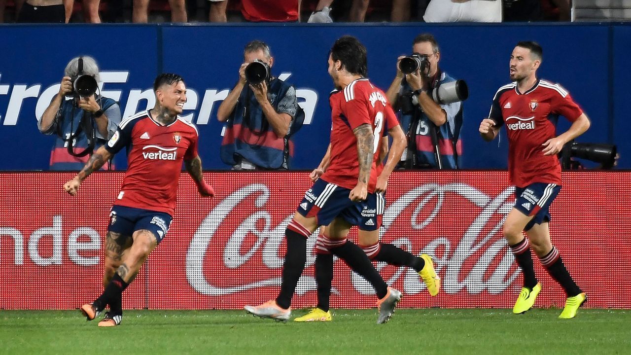 Osasuna's Argentinian forward Ezequiel "Chimy" Avila (L) celebrates with teammates after scoring his team's first goal during the Spanish league football match between CA Osasuna and Sevilla FC at El Sadar stadium in Pamplona on August 12, 2022.