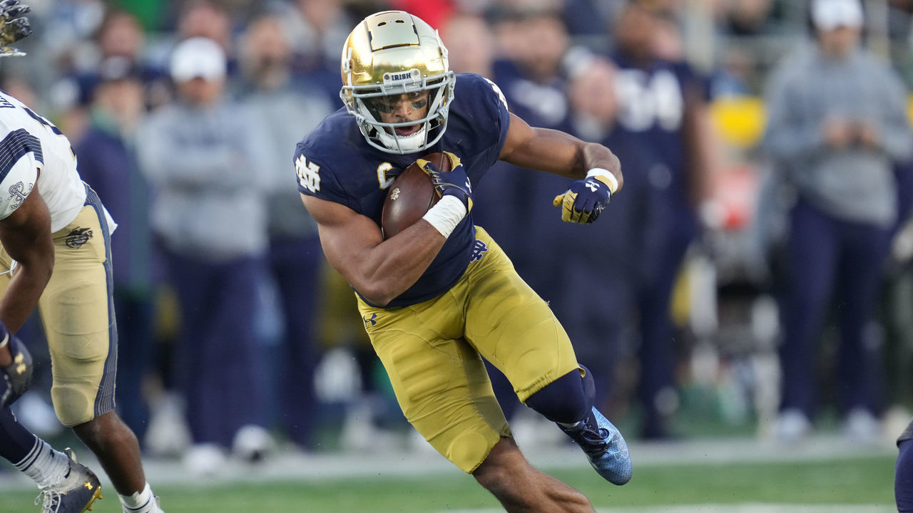 SOUTH BEND, IN - NOVEMBER 06: Notre Dame Fighting Irish wide receiver Avery Davis (3) runs with the football during a game between Notre Dame Fighting Irish and the Navy Midshipmen on November 6, 2021, at Notre Dame Stadium, in South Bend, IN.