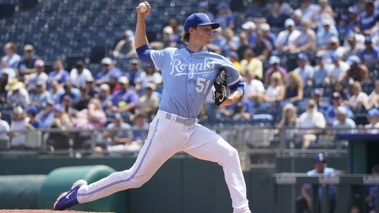 KANSAS CITY, MISSOURI - AUGUST 14: Starting pitcher Brady Singer #51 of the Kansas City Royals throws against the Los Angeles Dodgers in the first inning at Kauffman Stadium on August 14, 2022 in Kansas City, Missouri.