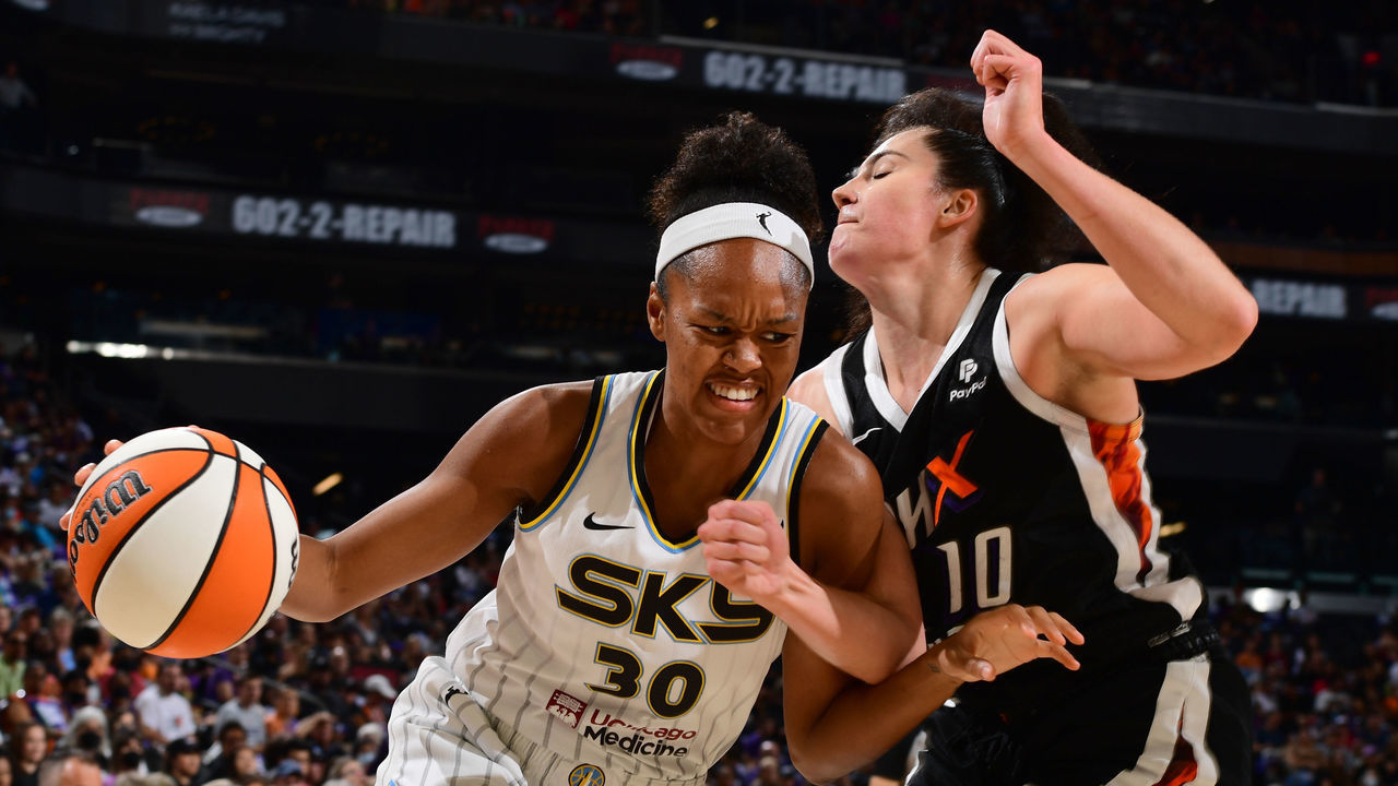 PHOENIX, AZ - AUGUST 14: Azurá Stevens #30 of the Chicago Sky drives to the basket during the game against the Phoenix Mercury on August 14, 2022 at Footprint Center in Phoenix, Arizona. Mandatory Copyright Notice: Copyright 2022 NBAE