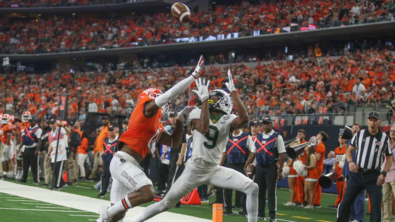 ARLINGTON, TX - DECEMBER 04: Baylor Bears wide receiver Tyquan Thornton (9) makes a catch in the end zone for a touchdown during the BIG 12 Championship Game between Oklahoma State and Baylor on December 4, 2021 at AT&T Stadium in Arlington, TX.