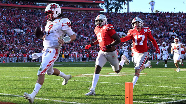 Pasadena, CA - January 01: Quarterback Cameron Rising #7 of the Utah Utes runs for a 62 yard touchdown against the Ohio State Buckeyes in the first half of the 108th Rose Bowl game in Pasadena on Saturday, January 1, 2022.