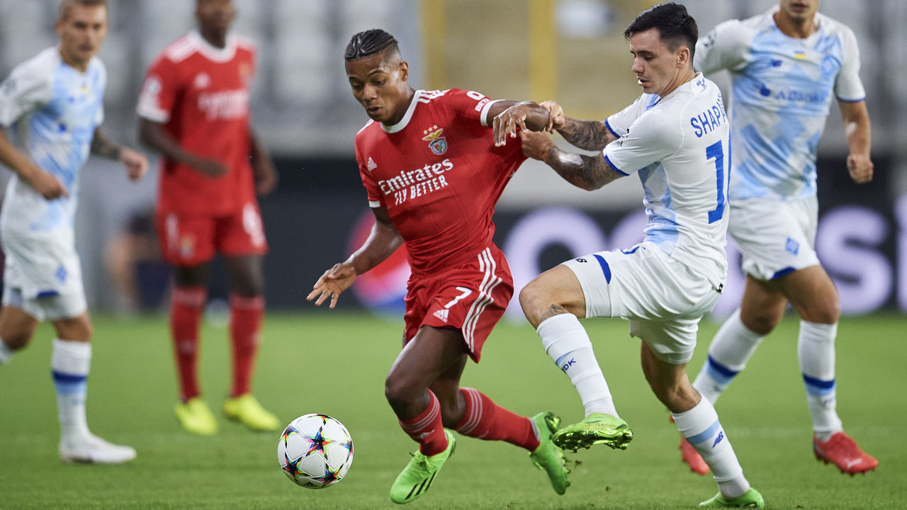 LODZ, POLAND - AUGUST 17: (L) David Neres of SL Benfica fights for the ball with (R) Mykola Shaparenko of Dynamo Kyiv during Dynamo Kyiv v SL Benfica - UEFA Champions League Play-Off First Leg at LKS Stadium on August 17, 2022 in Lodz.