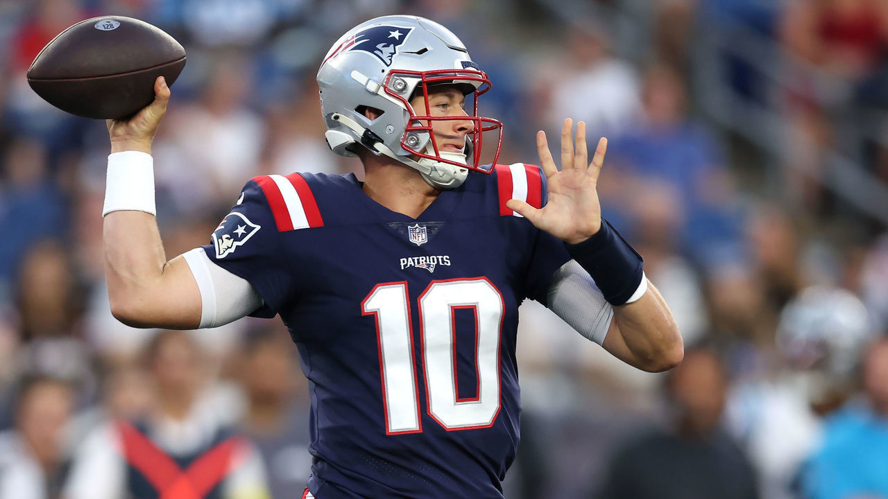 FOXBOROUGH, MASSACHUSETTS - AUGUST 19: Mac Jones #10 of the New England Patriots throws during the preseason game between the New England Patriots and the Carolina Panthers at Gillette Stadium on August 19, 2022 in Foxborough, Massachusetts.